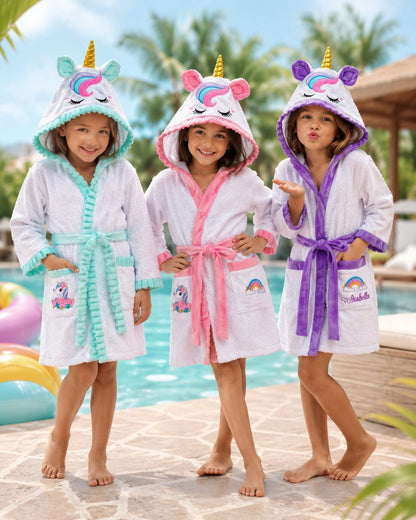 Batas Infantiles con Capucha – Suave, Cómoda lista para Personalizar. Miles de padres ya eligieron esta opción por su practicidad y comodidad… y ahora es tu turno. Pide la tuya ya